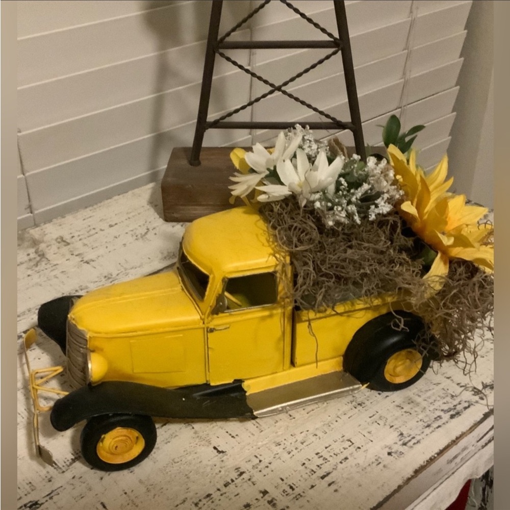 Yellow Farmhouse Truck~NWT~